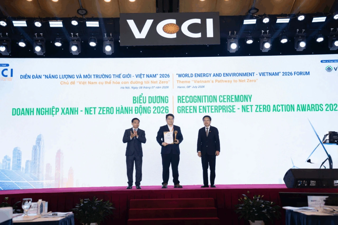 Ông Liu Jia- Tổng giám đốc YADEA Việt Nam nhận biểu trưng “Doanh nghiệp xanh – Net Zero hành động” do Phó Thủ tướng Chính phủ Nguyễn Văn Thắng trao tại sự kiện Sài Thành Group - XE ĐIỆN BÁN CHẠY HÀNG ĐẦU THẾ GIỚI